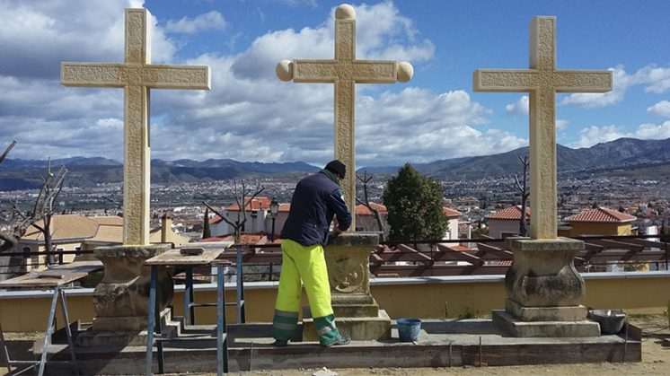 Uno de los operarios actúa sobre las tres cruces situadas en el Parque Era Alta de Ogíjares. Foto: aG