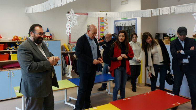 El alcalde de Armilla, Gerardo Sánchez, ha acompañado al delegado de Educación en su visita a la Escuela Infantil. Foto: aG | Junta