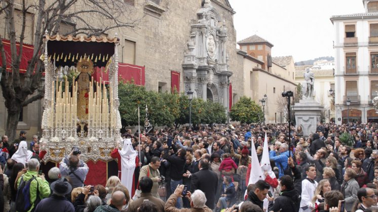 Granada no quiso perderse el nuevo palio de la Semana Santa. Foto: Álex Cámara