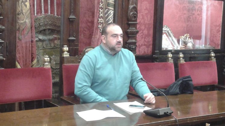 El concejal de IU en el Ayuntamiento de Granada, Francisco Puentedura durante la comparecencia de prensa. Foto: aG
