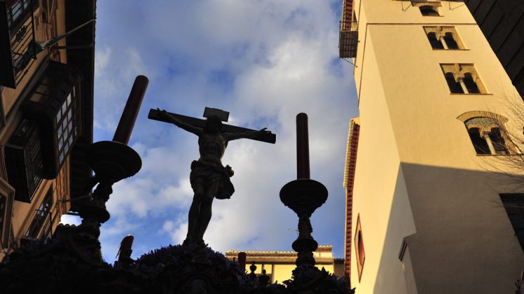El Cristo del Consuelo dejó bellas estampas en su discurrir por Granada. Foto: Alejandro Romero