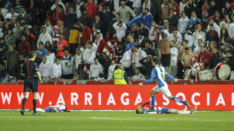 Los jugadores del Granada CF, tirados en el suelo ante el gol del Espanyol. Foto: Álex Cámara
