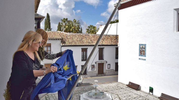La concejala de Vivienda y Bienestar Social, Cristina Molina, retira la bandera de la UE en el Ayuntamiento de La Zubia. Foto: aG