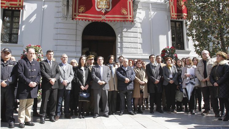 Los representantes de las diferentes administraciones granadinas en la Plaza del Carmen durante el minuto de silencio. Foto: Álex Cámara