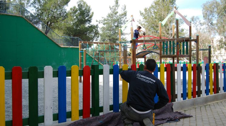 las reformas han comenzado por las zonas infantiles del parque de La Nava. Foto: aG