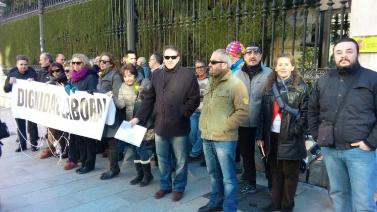 Los trabajadores se han movilizado este martes frente a la Subdelegación del Gobierno en Granada. Foto: aG