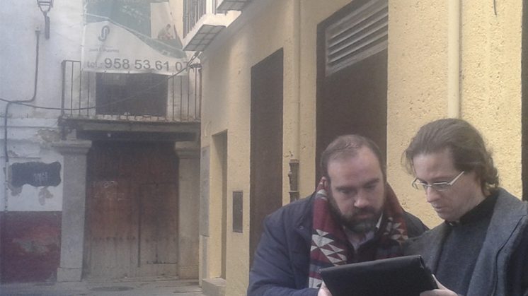 El concejal de IU en el Ayuntamiento de Granada, Francisco Puentedura y el coordinador provincial, Manuel Morales a las puertas del edificio que albergara la Sabanilla. Foto: aG
