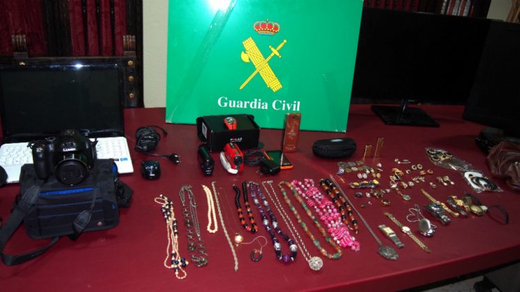 La Guardia Civil ha podido recuperar alguno de los objetos sustraídos por los detenidos. Foto: Guardia Civil
