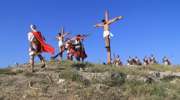 Centenares de vecinos de Cuevas del Campo participan en la representación de su Semana Santa Viviente