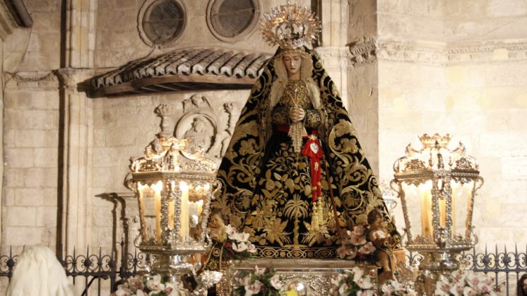 Los nuevos faroles dan más protagonismo a la titular de la hermandad de San Jerónimo. Foto: Álex Cámara