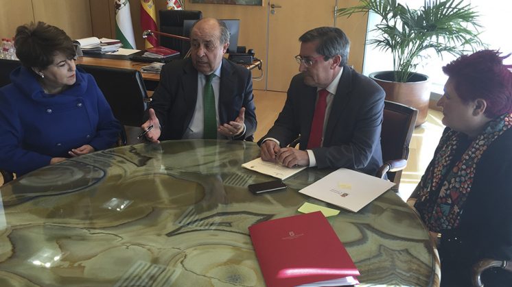 El presidente de la Diputación de Granada, José Entrena, junto al alcalde Granada, José Torres Hurtado, en lar reunión mantenida este lunes. Foto: N.S.L.