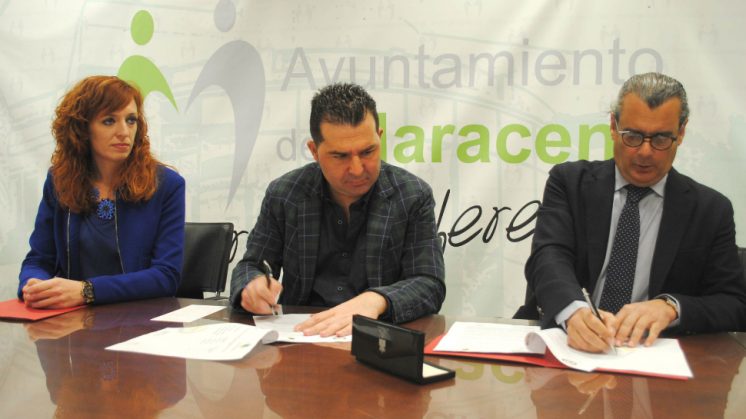El alcalde de Maracena, Noel López, ha suscrito este acuerdo que permitirá llevar un control de los animales del municipio. Foto: aG
