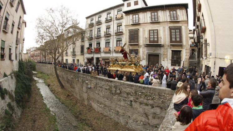 Estampas únicas del Martes Santo junto al Río Darro de Granada. Foto: Álex Cámara