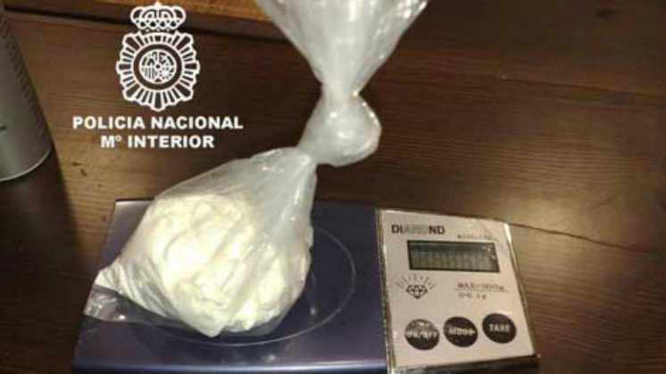 Se les intervino en el momento de la detención 50 gramos de cocaína, una balanza de precisión y 225 euros. Foto: aG | Policía Nacional