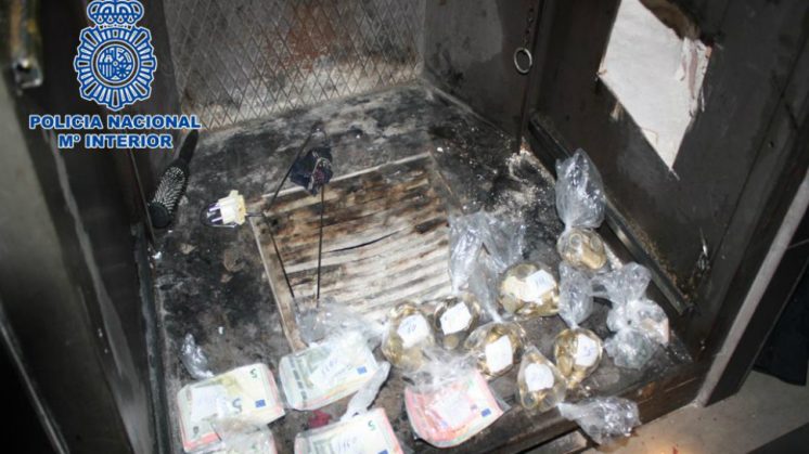 Dinero y droga oculta en una chimenea del inmueble. Foto: aG | Policía Nacional