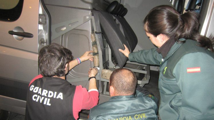 La droga se encontraba oculta en un doble fondo de los asientos traseros. Foto: Guardia Civil