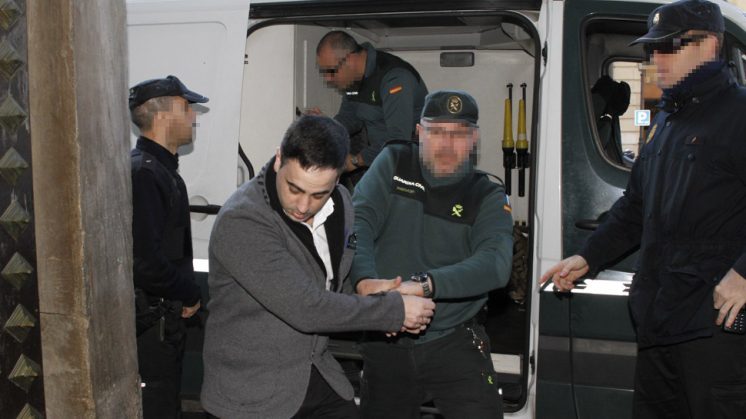 Uno de los dos acusados a su llegada a la Audiencia Provincial de Granada. Foto: Álex Cámara