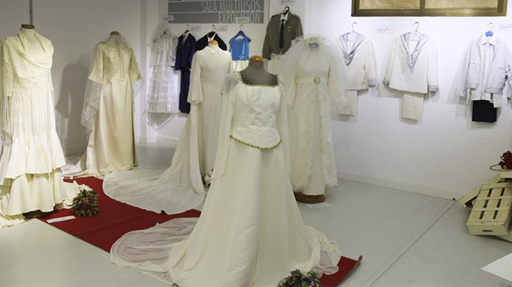 Entre todos los trajes dstacan dos vestidos de boda de los años 60, una invitación de 1970 y una foto de comunión que data de 1925. Foto: aG