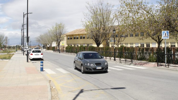 A la hora de entrada y salida de los niños al colegio, las calles de alrededor permanecerán cortadas a la circulación en Cúllar Vega. Foto: Álex Cámara