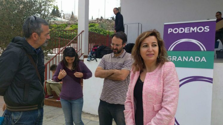 Carmen Lizárraga junto al secretario provincial de Podemos, Alberto Matarán y la edil de Vamos Granada, Marta Gutiérrez. Foto: aG | Podemos