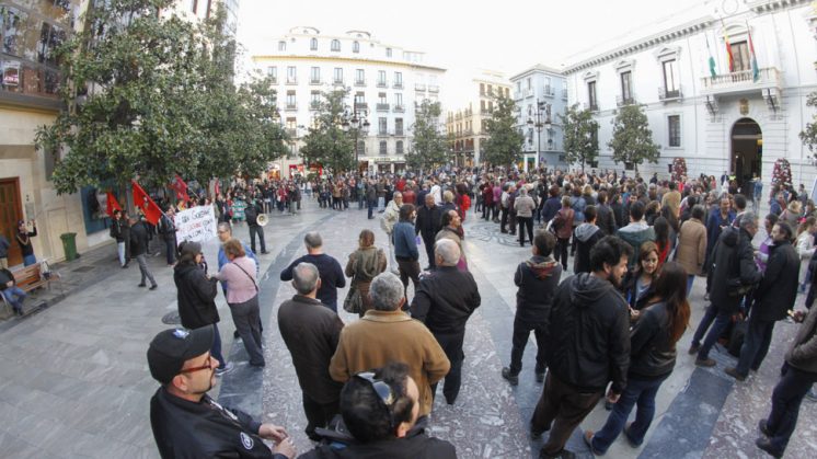     Los concentrados en la Plaza del Carmen de Granada han pedido su dimisión. Foto: Álex Cámara