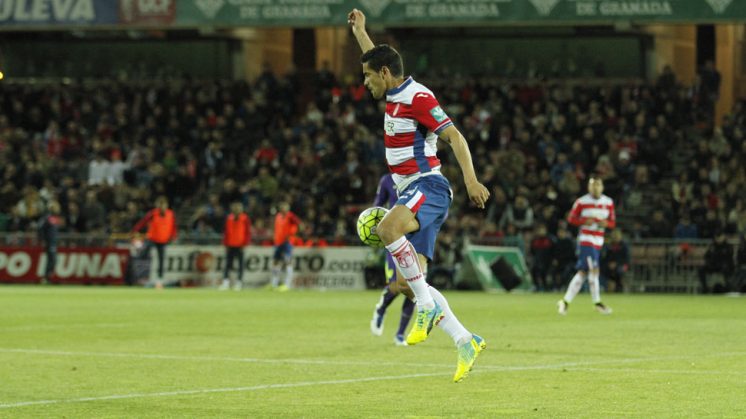 Costa controla un balón defensivo en un lance del partido. Foto: Álex Cámara