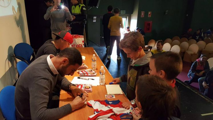 Los menores pudieron conocer en persona a sus ídolos del Granada CF. Foto: aG