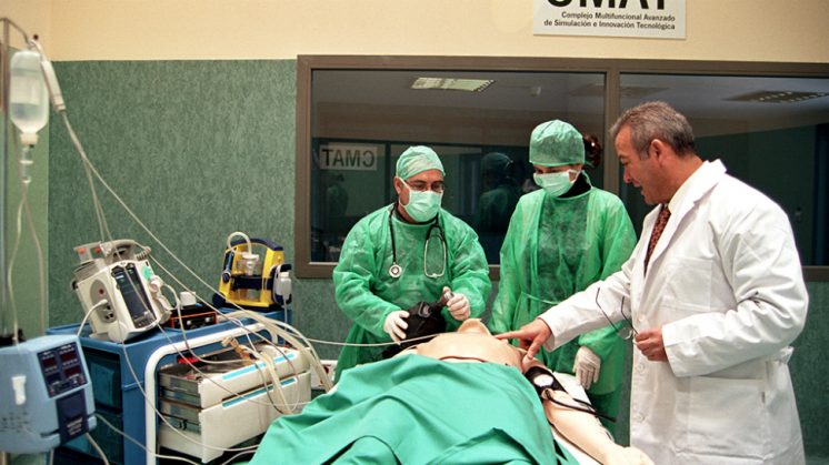 Un total de 27 alumnos graduados en medicina y cirugía y médicos especialistas están inscritos en este nuevo máster. Foto: aG