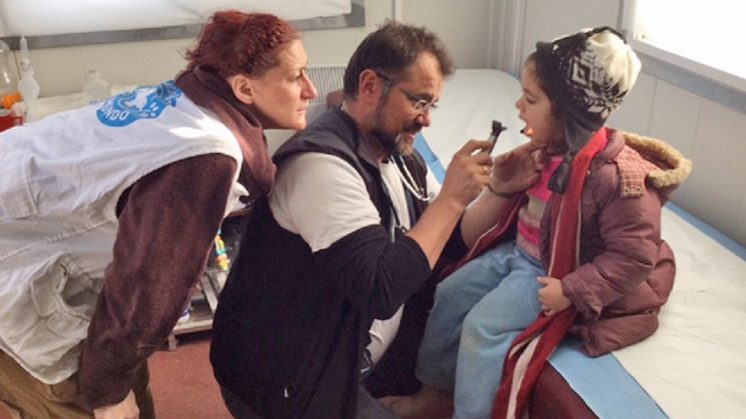 El médico Pablo Simón explica su experiencia con los refugiados en Lesbos en una conferencia en La Zubia