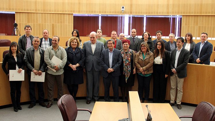 Alcaldes y representantes metropolitanos, antes de la firma del plan. Foto: J. Grosso / Dipgra