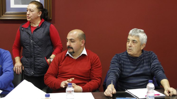 La alcaldesa de Cájar junto a sus dos compañeros de Gobierno local. Foto: Álex Cámara (archivo)