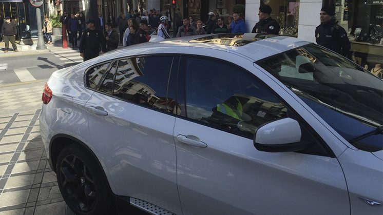 Este es el coche en el que el alcalde de Granada, José Torres Hurtado ha entrado y salido del Ayuntamiento para el registro. Foto: L.F.R.