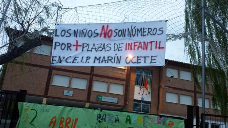 Una de las pancartas que han colocado los padres del centro Marín Ocete. Foto: AMPA / aG