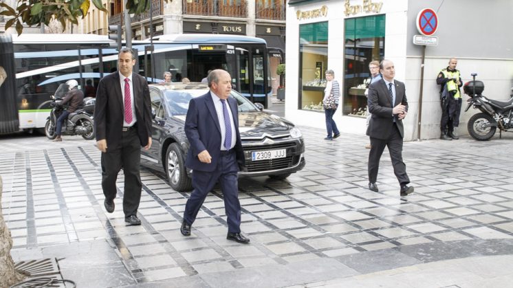 El alcalde de Granada, a su llegada al Ayuntamiento ya por la tarde. Foto: Álex Cámara