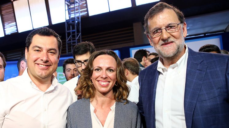Juanma Moreno, Rocío Díaz y Mariano Rajoy, en un acto este domingo en Córdoba. Foto: PP / aG