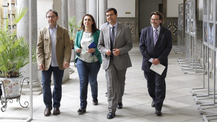 Francisco Cuenca se dirige junto a sus compañeros de partido a la reunión con el PSOE. Foto: Álex Cámara