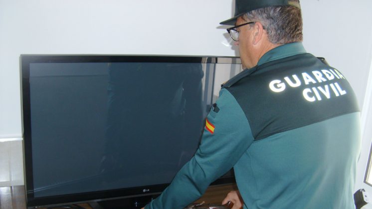 Televisión recuperada por la Guardia Civil en un registro. Foto: aG | Guardia Civil