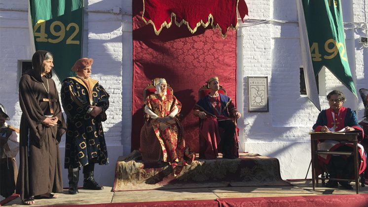 En la recreación han participado tercios medievales, lanceros, militares, el escribano de los Reyes y un amplio cortejo real. Foto: aG