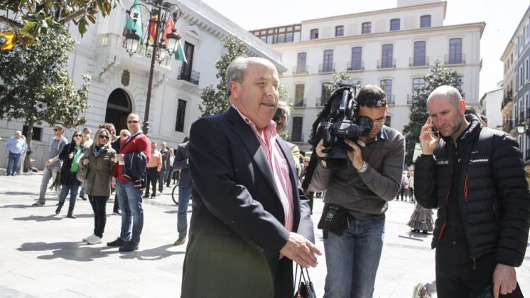 El exalcalde, José Torres Hurtado, sale del Ayuntamiento a pie y sin escolta en el primer día después de su dimisión. Foto: Álex Cámara