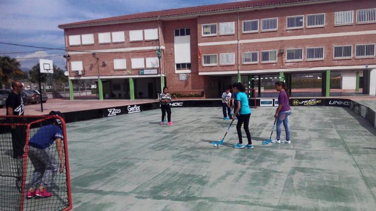 Más de 500 escolares de Fuente Vaqueros practican 'foorball' o 'unihockey' en sus centros educativos
