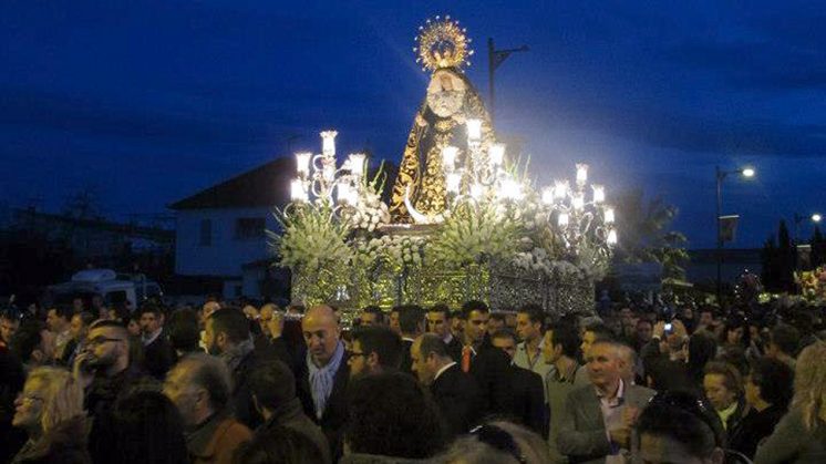 La procesión llena las calles de la localidad chauchinera de fieles y devotos. Foto: http://virgendelespino.blogspot.com.es