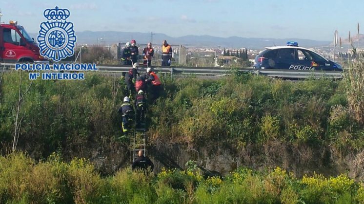 Los bomberos ayudaron a la Policía Nacional a subir al hombre. Foto: aG | Policía Nacional 