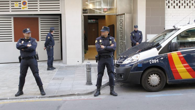 La presencia policial fue notable en la vivienda del alcalde de Granada. Foto: Álex Cámara