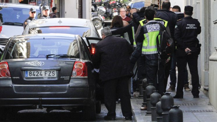 Momento en el que el alcalde de Granada, José Torres Hurtado, salía del coche de policía para entrar al Ayuntamiento durante el registro. Foto: Álex Cámara