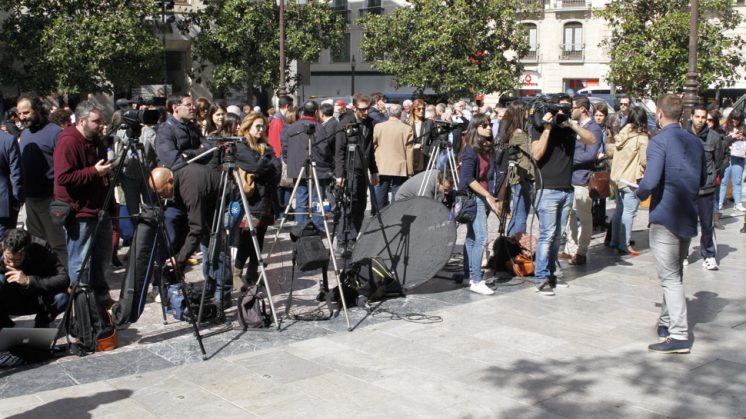 Los periodistas, en las inmediaciones del Ayuntamiento de Granada. Foto: Álex Cámara