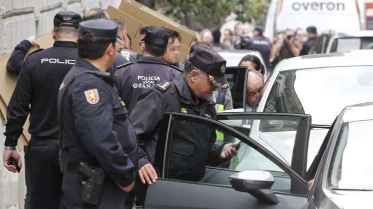 El alcalde de Granada se mete en el coche que lo trasladaba a la Jefatura Superior de Policía tras el registro en el Ayuntamiento. Foto: Álex Cámara