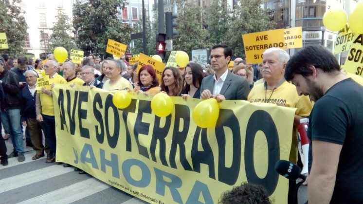 Francisco Cuenca, Marta Gutiérrez o Teresa JIménez encabezaron esta marcha entre la Plaza del Carmen y la Subdelegación del Gobierno. Foto: aG