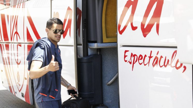 Ricardo Costa se dispone a subir al autobús que ha trasladado al equipo este sábado hasta el Aeropuerto. Foto: Álex Cámara