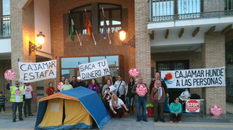 Los "caminantes" han acampado durante la noche del domingo a las puertas del Ayuntamiento de Alhendín. Foto: aG