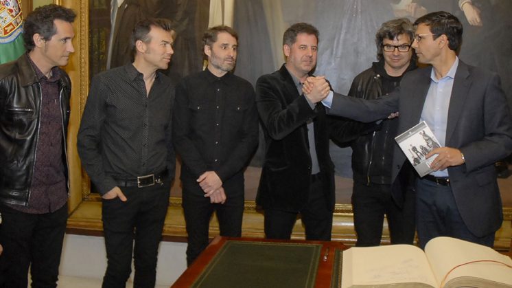 Los integrantes de la banda 091 han sido recibidos por el alcalde de Granada, Francisco Cuenca, y han plasmado su firma en el Libro de Oro de la Ciudad. Foto: Javier Algarra